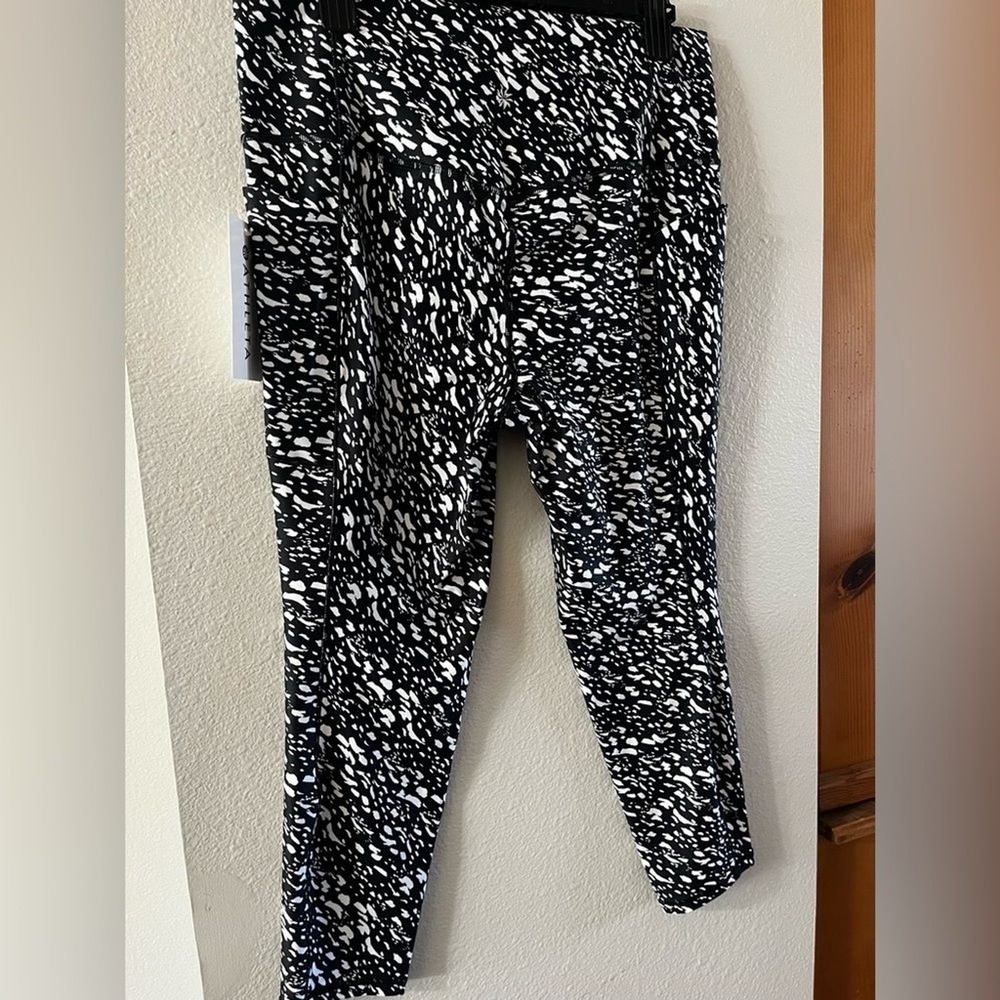Athleta SZ XL Salutation Stash 7/8 Tight Workout Pants Black/White Speckles NEW - Picture 16 of 16